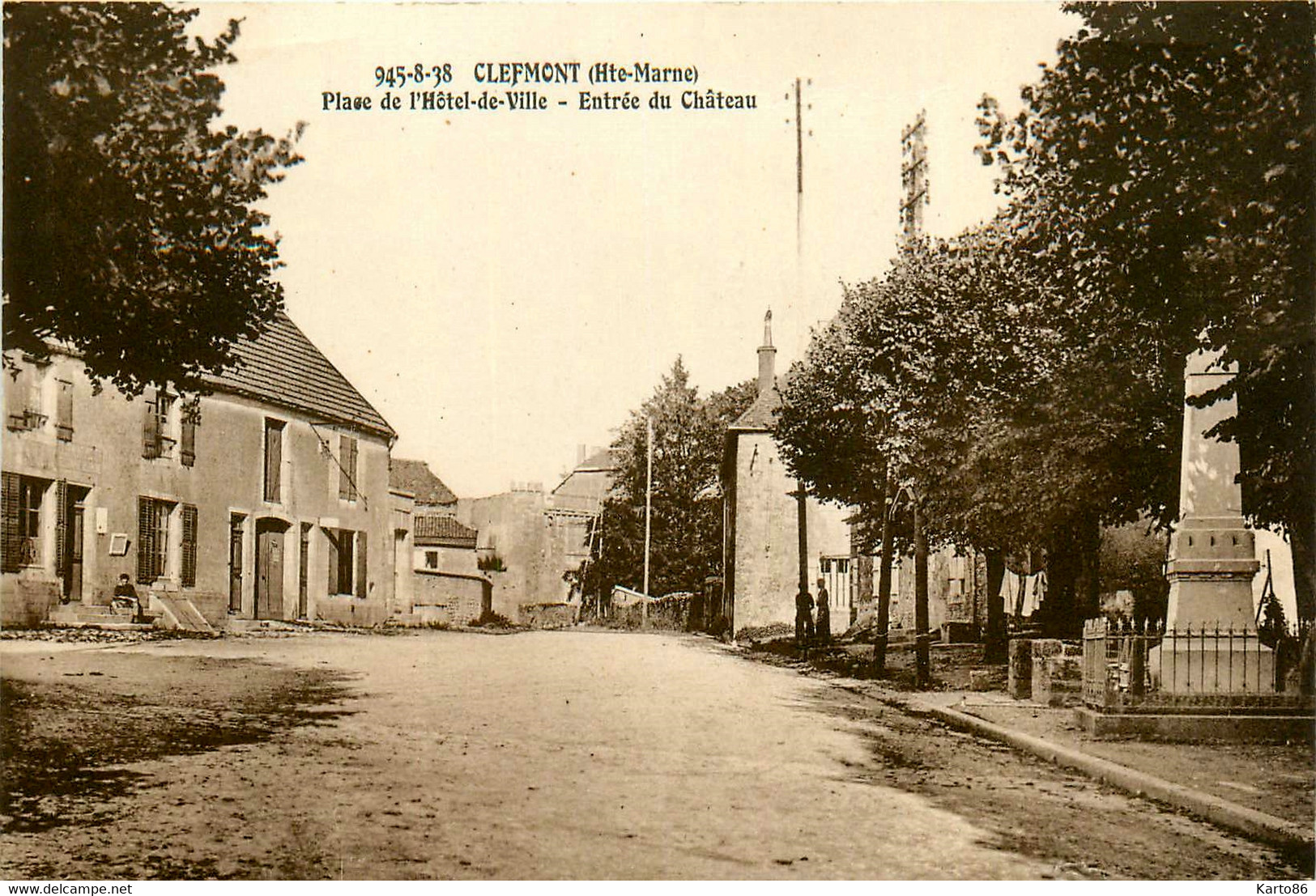 Clefmont * La Place De L'hôtel De Ville Et Entrée Du Château - Clefmont