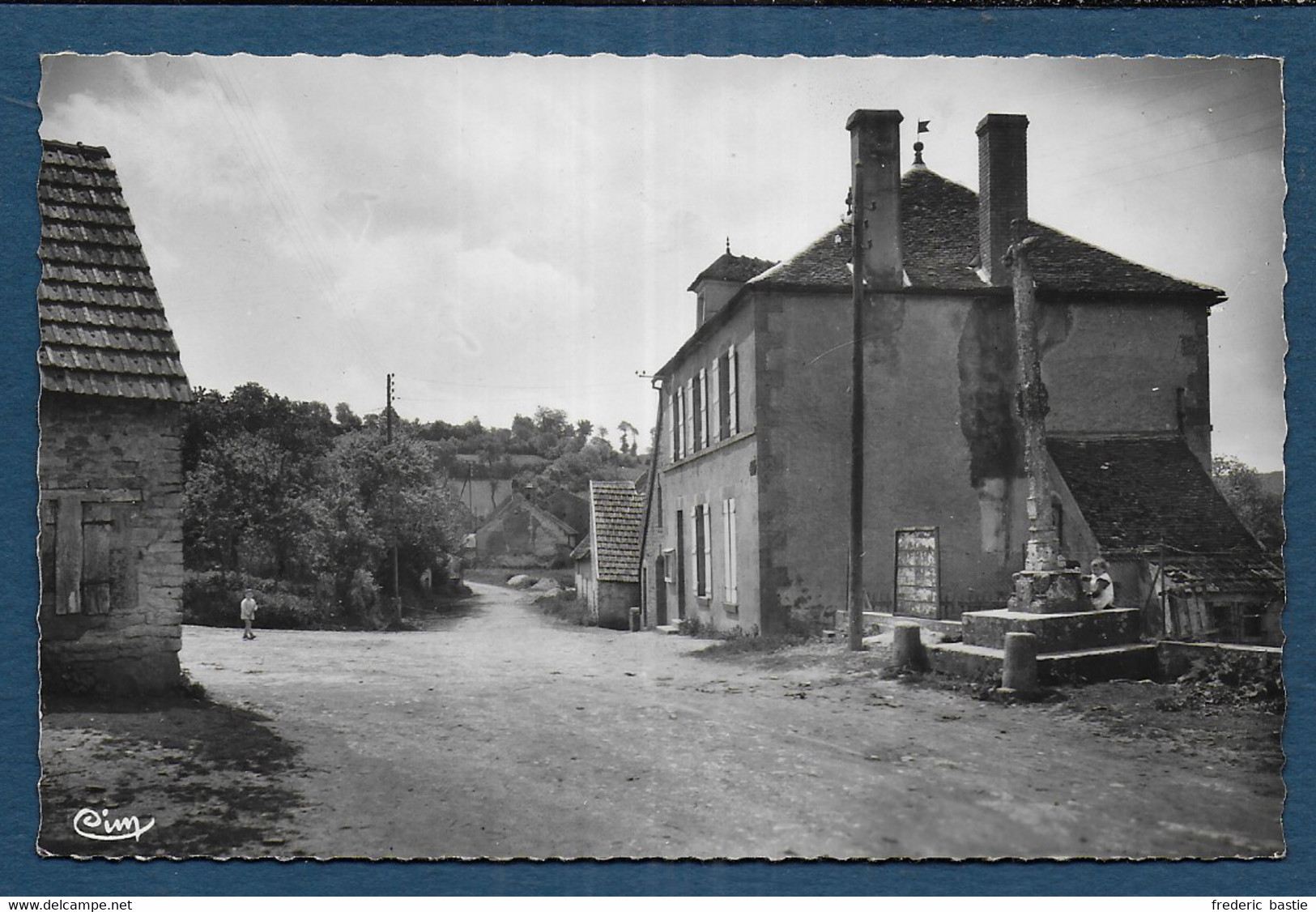 BAZOCHES - Place De La Mairie  - Format Cpa - Bazoches