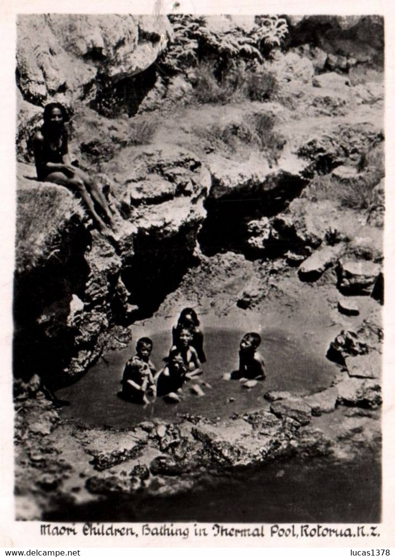 PHOTO / 9 X 6 CM / NOUVELLE ZELANDE / ROTORUA / MAORI CHILDREN BATHING IN THERMAL POOL - Nouvelle-Zélande