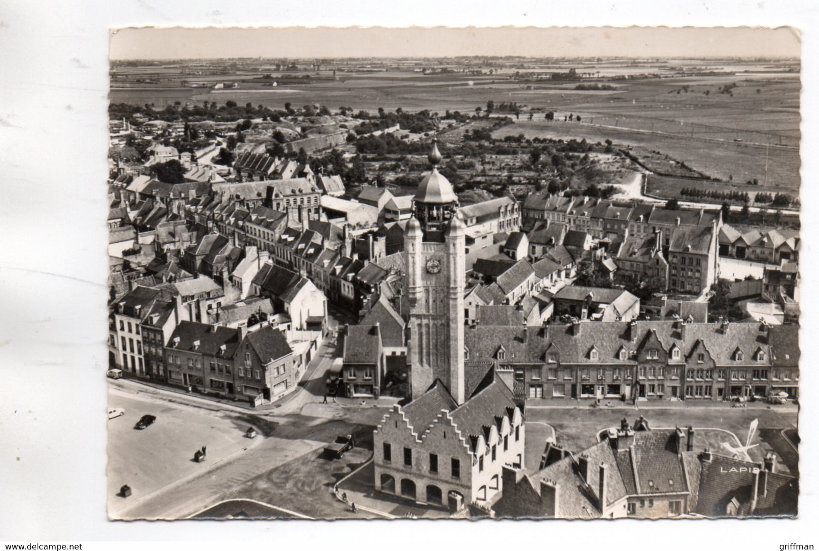 EN AVION AU DESSUS DE BERGUES VUE PANORAMIQUE AVEC LE NOUVEAU BEFFROI CPSM GM TBE - Bergues