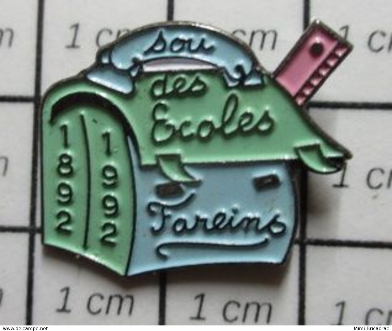 3222 Pin's Pins / Beau Et Rare / THEME : ADMINISTRATIONS / 1892 1992 FAREINS SOU DES ECOLES  CARTABLE Ain En Région Auve - Administrations