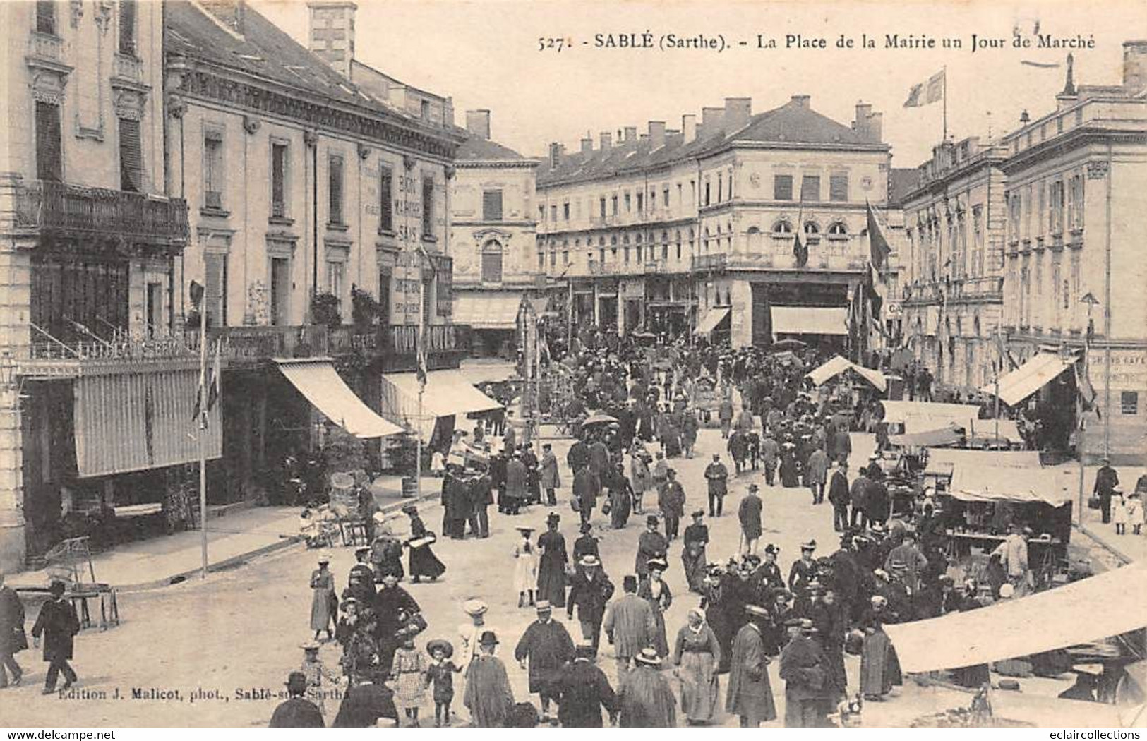 Sablé Sur Sarthe          72       Place De La Mairie Jour De Marché    (voir Scan) - Sable Sur Sarthe