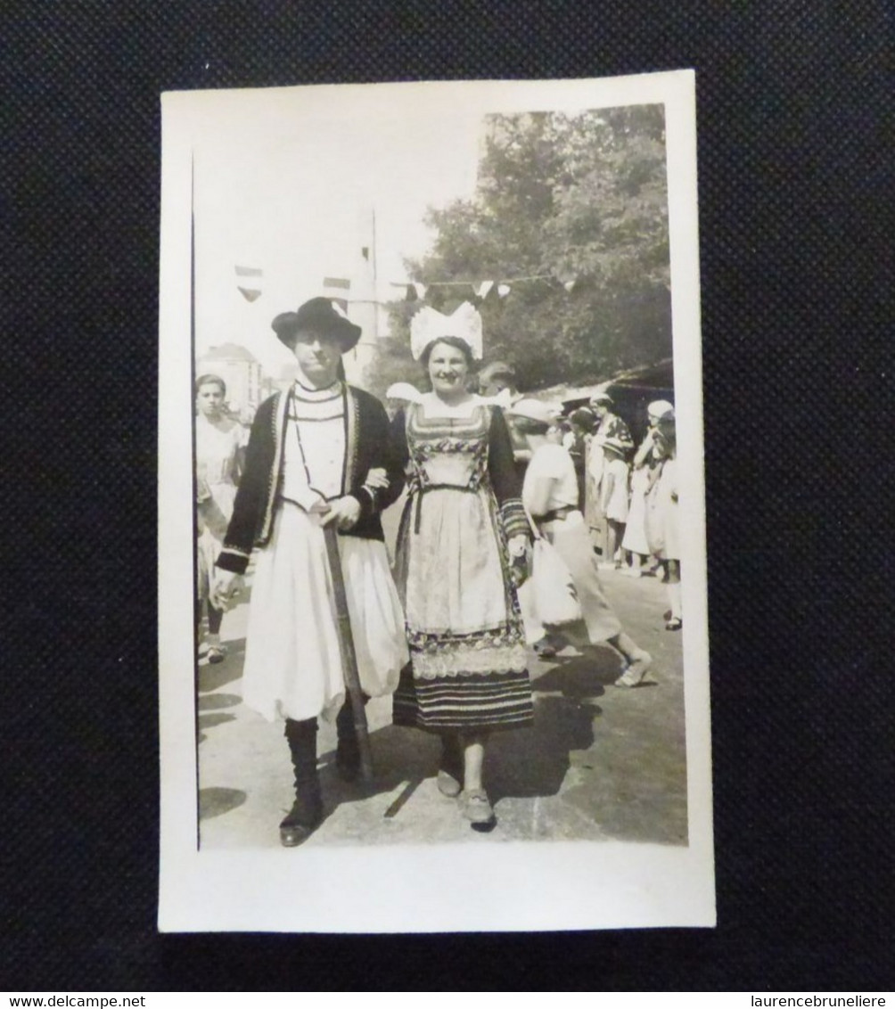 44  BATZ-SUR-MER - FAMILLE LAUNAY DEFILANT EN COSTUME TRADITIONNEL - 1936 - Places