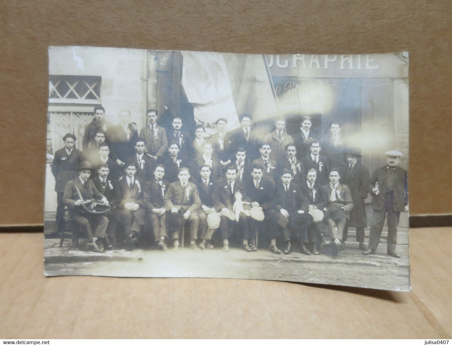 Groupe De Conscrits Devant Le Magasin Du Photographe PETIT Carte Photo Devanture Animation - A Identifier