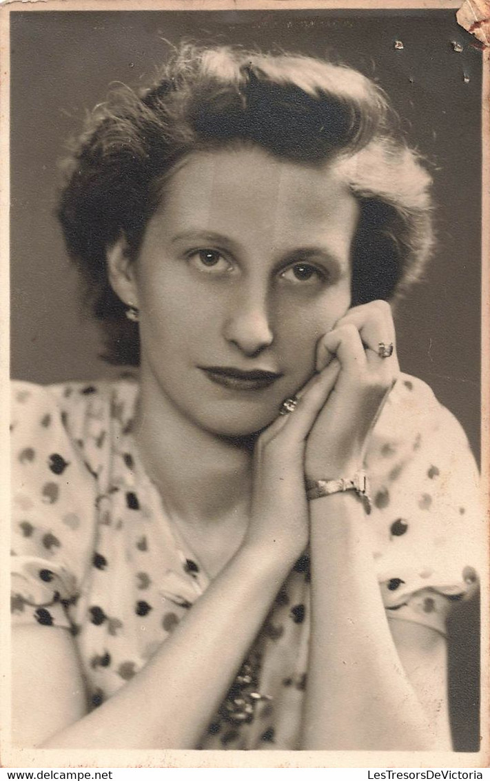 CPA Photo D'une Jeune Femme - Portrait - Chemisier à Pois - Coin Haut Droit Abimé Voir Scann - Fotografia