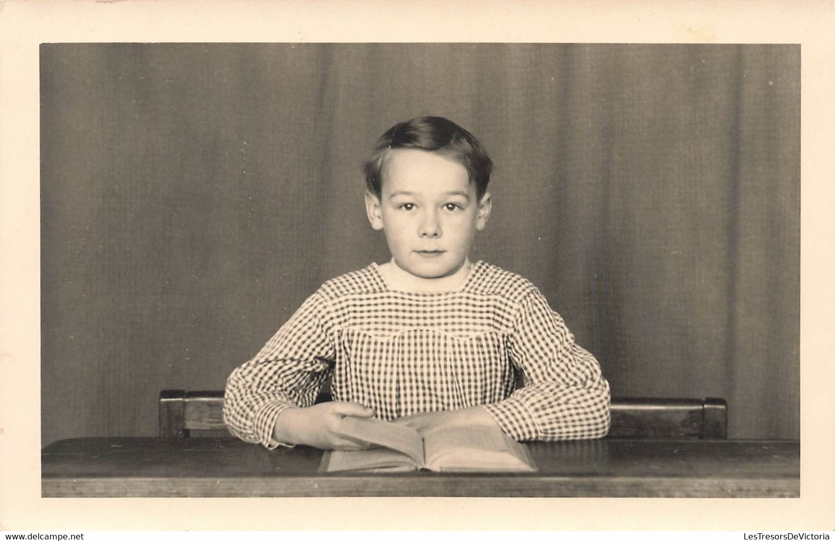 CPA Photo D'une Jeune écolière Devant Son Livre - école - Rentrée Scolaire - Fotografia