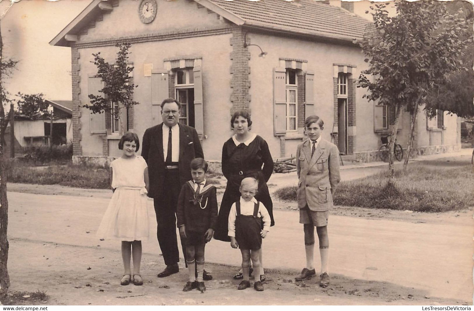 CPA Photo D'une Famille Devant Une Façade De Maison Non Identifiée - Fotografia