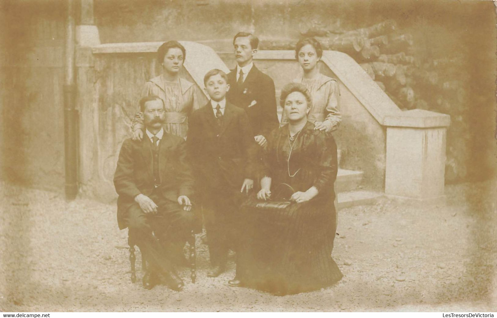 CPA Photo D'une Famille Posant Devant Une Descente D'escalier - Fotografia