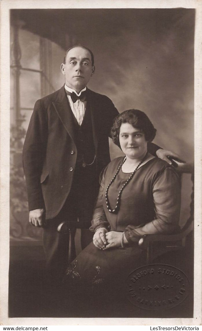 CPA Photo D'un Couple Bien Habillé - Costume Trois Pièces Et Noeud Papillon - Collier De Perles - Fotografia