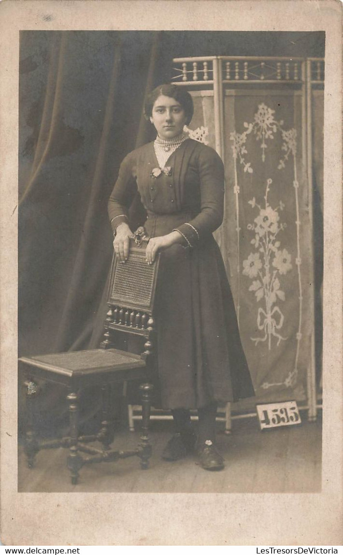 CPA Photo D'une Jeune Fille Appuyée Sur Un Chaise Devant Un Paravent - Photographie