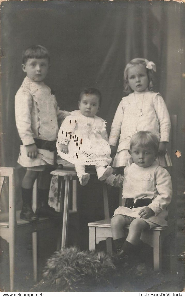 CPA Photo D'une Fratrie - Frères Et Soeurs Sur Des Petits Tabourets - Fotografia