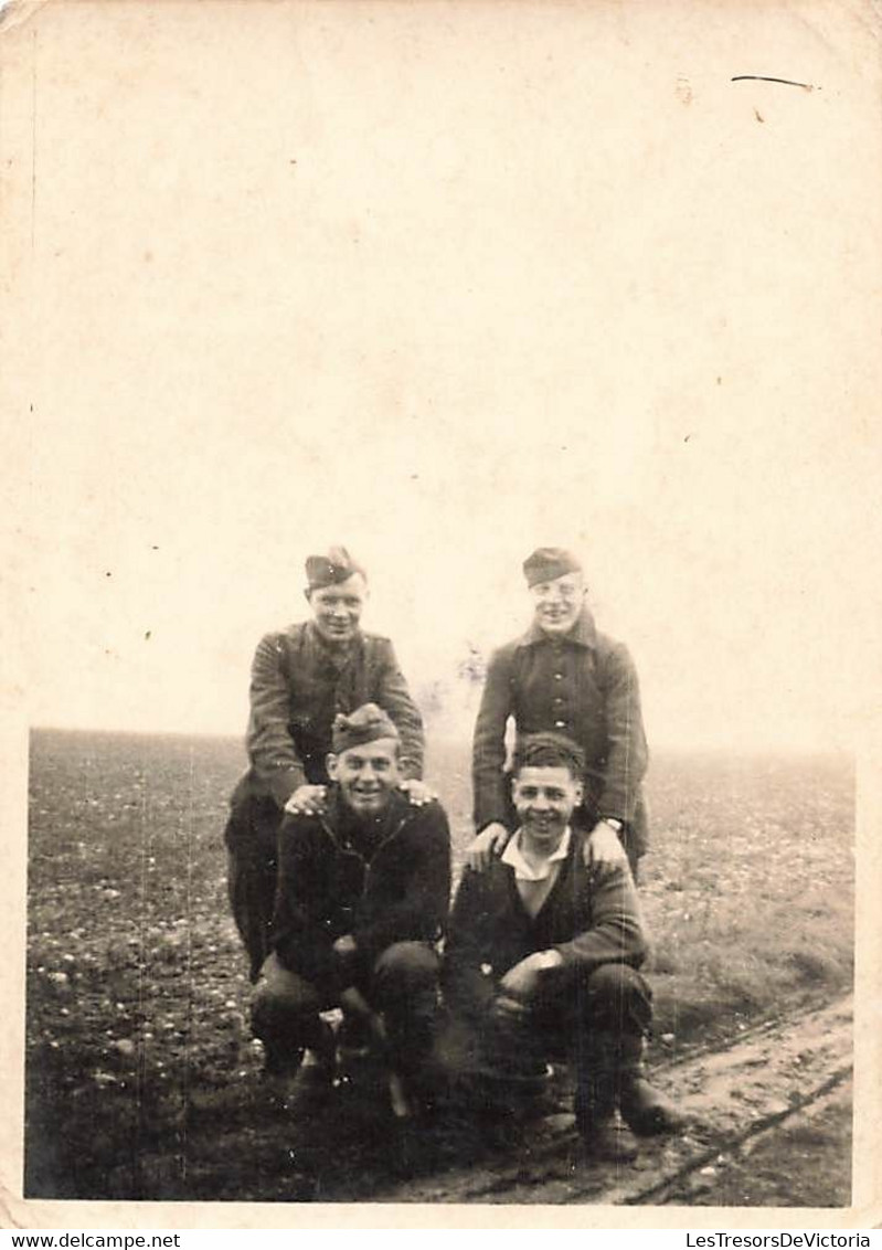 Lot de 4 Petites Photographies de jeunes militaires - soldats - régiment - 9x6.5cm