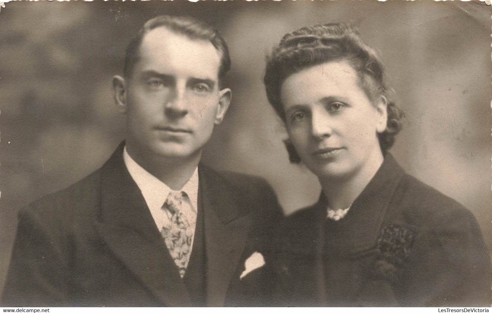 Photographie D'un Couple Vestes Sombres Bien Apprété - 13.5x9cm - Anonyme Personen