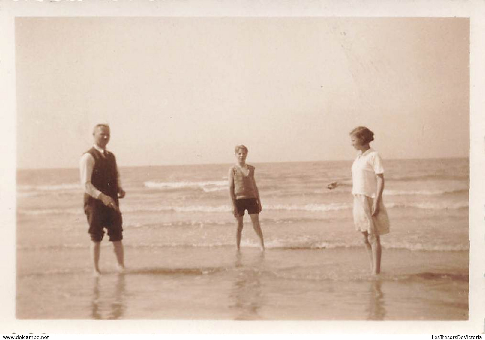 Photographie D'un Groupe De Personnes à La Plage - Ostende Le 24 Aout 1934 - 9x6cm - Anonyme Personen