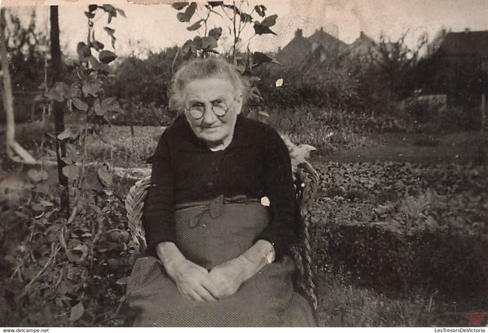 Photographie De Dupont Célestine - 1867 - 1943 - Dame Agée Assise Devant Son Jardin - 8x5.5cm - Identifizierten Personen