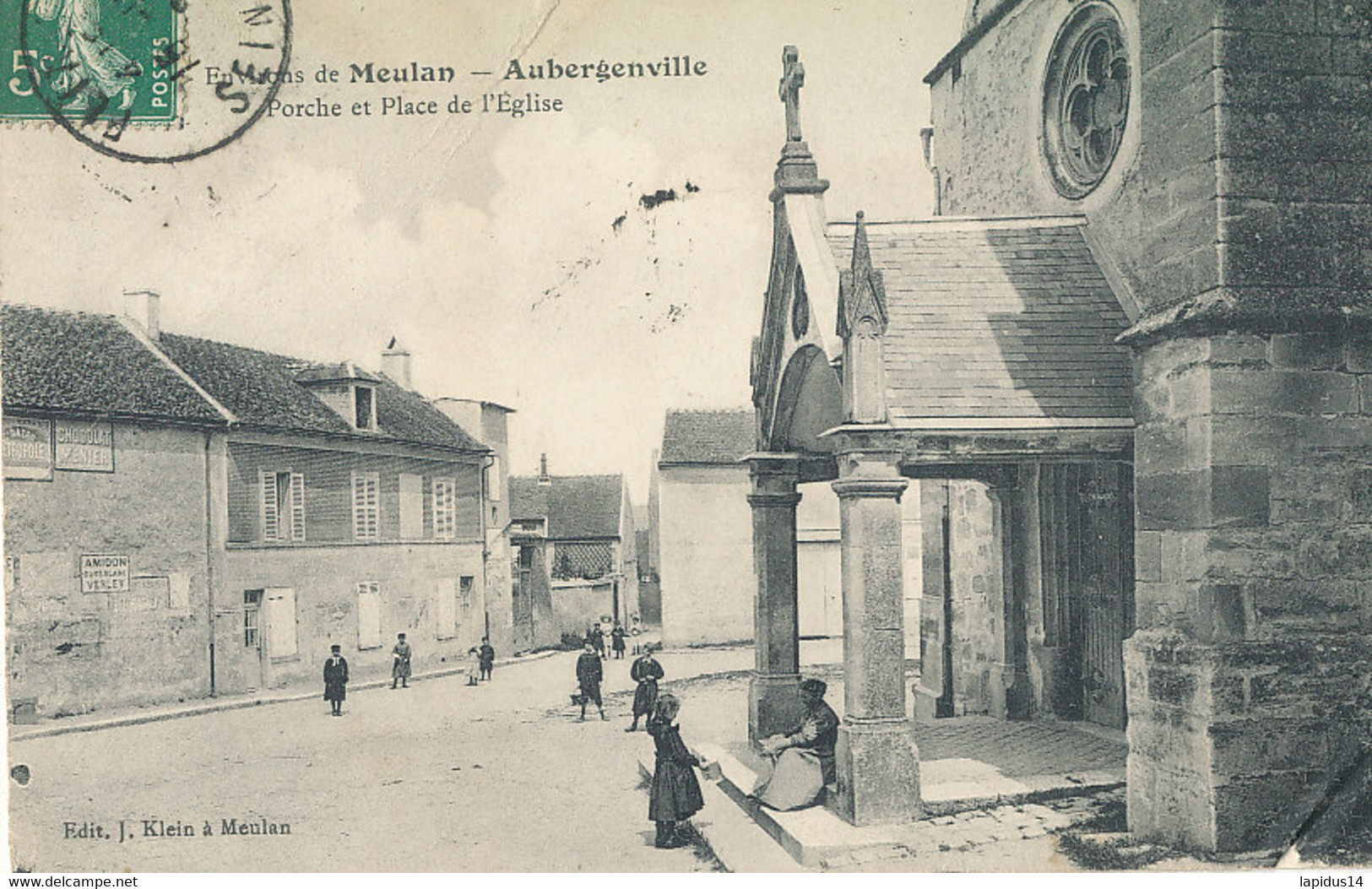 AV 68    C P A     AUBERGENVILLE    (78)   PORCHE ET PLACE DE L'EGLISE - Aubergenville