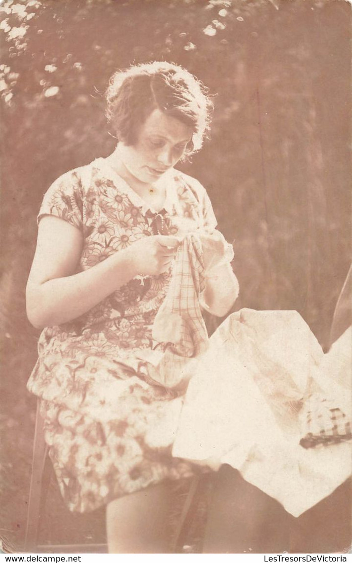 CPA Photo D'une Dame En Train De Coudre - Georgette Mimuit - Couturière - Photographie