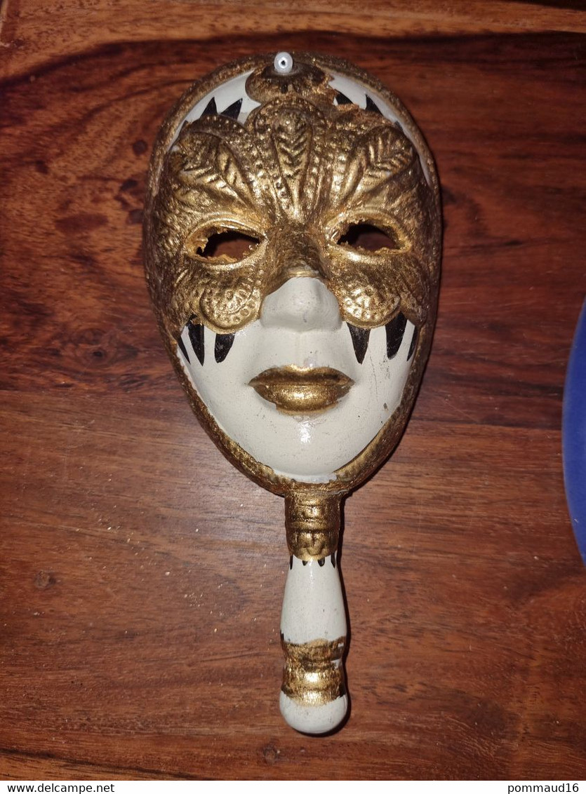 Petit Masque En Forme De Visage Avec Masque De Carnaval Sur Les Yeux à Tenir à La Main - Fasching & Karneval