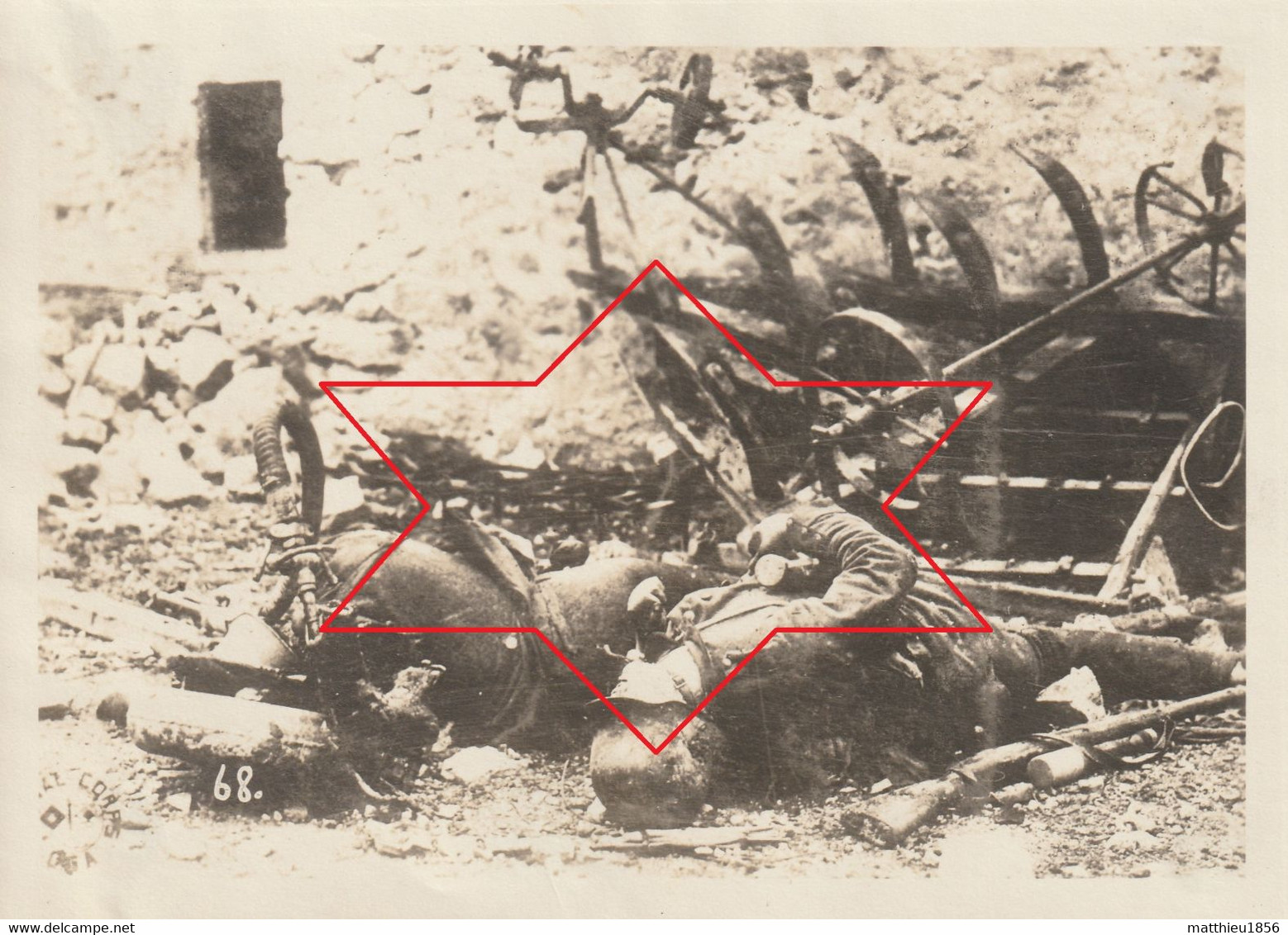 Photo AEF Aout 1918 FISMES - Cadavres De Soldats Allemands Avec Leur Lance-flamme, Flame Throwers (A242, Ww1, Wk 1) - Fismes