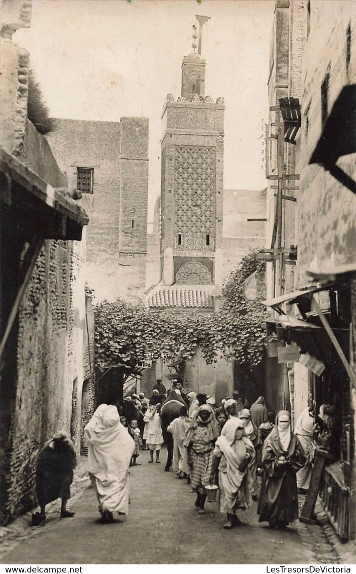 CPA Photo De Fez El Bali - Mosquée Des Chrabliyines - Vue D'une Rue Très Animée - Minaret - Fez