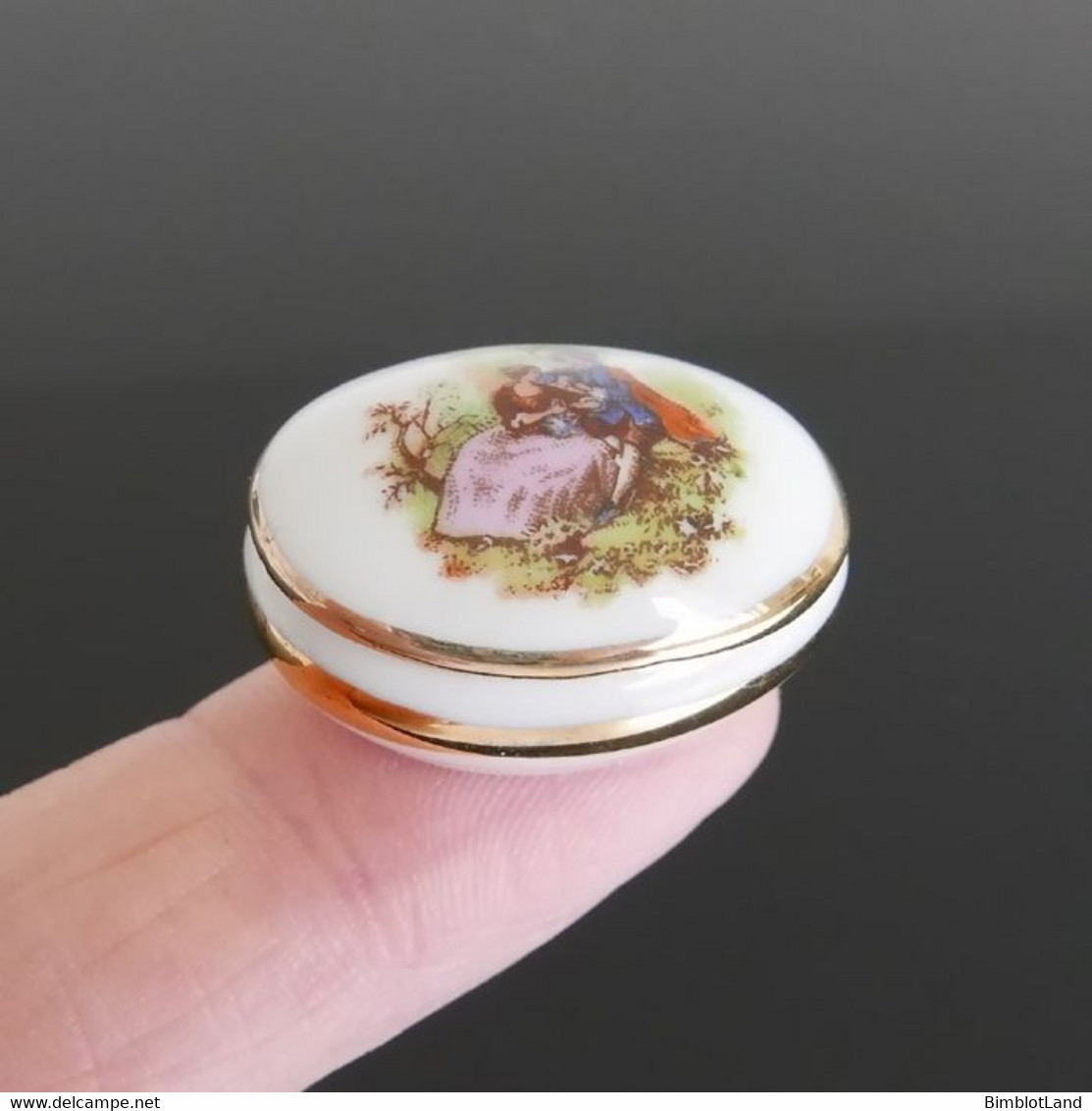 Ancienne Petite Boite Ovale Miniature 26mm Porcelaine De Limoges Signé Poupée - Limoges (FRA)