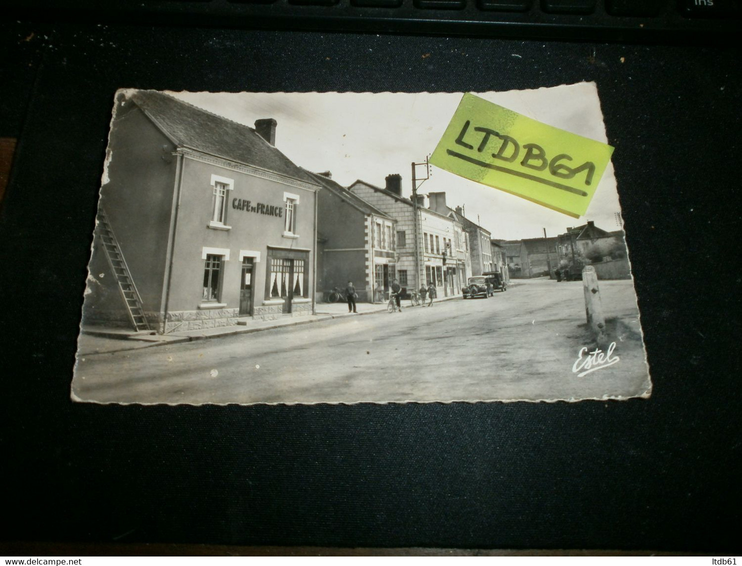 [72] Sarthe > La Fresnaye Sur Chédouet La Place  Cafe De France - La Fresnaye Sur Chédouet