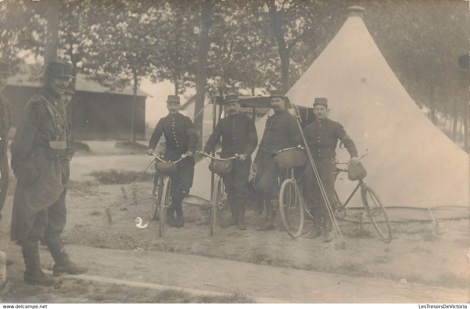 CPA Photo - Militaire Au Camp Avec Leurs Vélos - Devant Une Tente - Soldats Cyclistes - Weltkrieg 1914-18