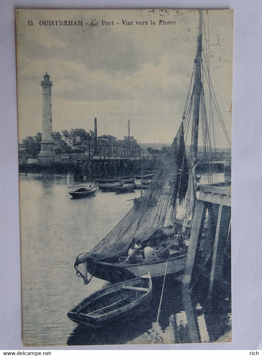 CPA 14 Calvados - OUISTREHAM - Le Port - Vue Vers Le Phare - Ouistreham