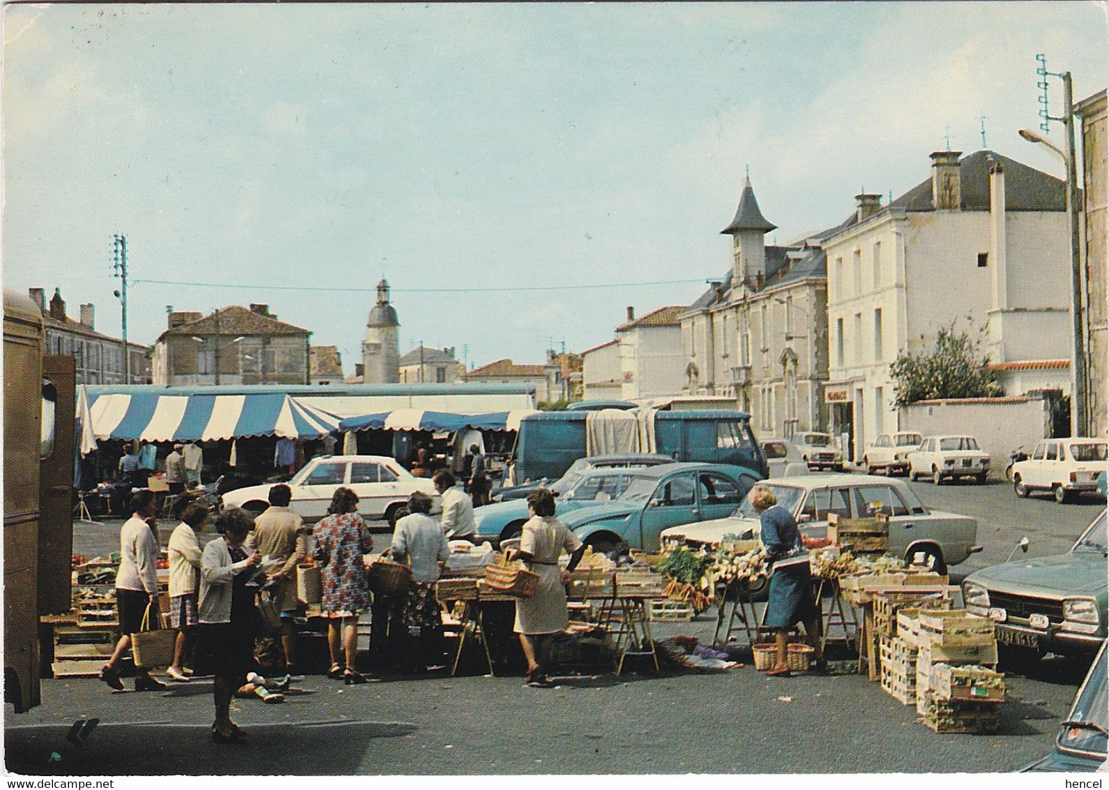 SAUZE-VAUSSAIS. Le Marché. Voitures: Peugeot 504. Citroën 2 Chevaux. Etc........ - Sauze Vaussais