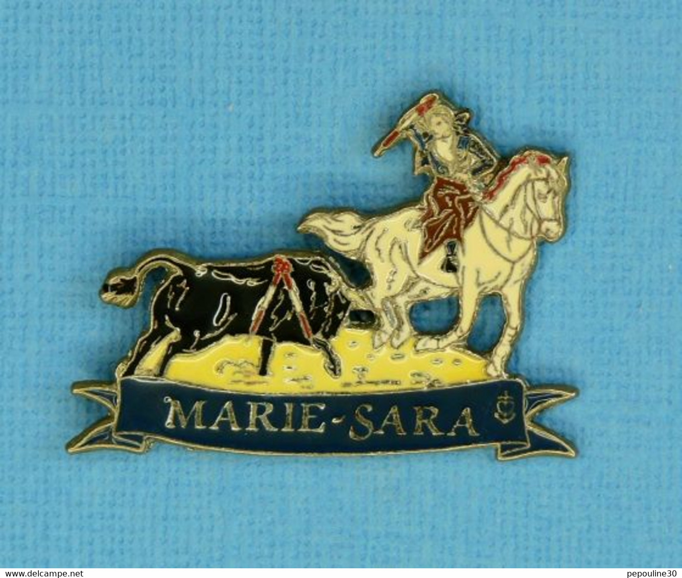 1 PIN'S //  ** MARIE-SARA / UNE DES RARES FEMMES TOREROS Ä CHEVAL / REJONEADORA ** . (N'EMAUX) - Stierkampf