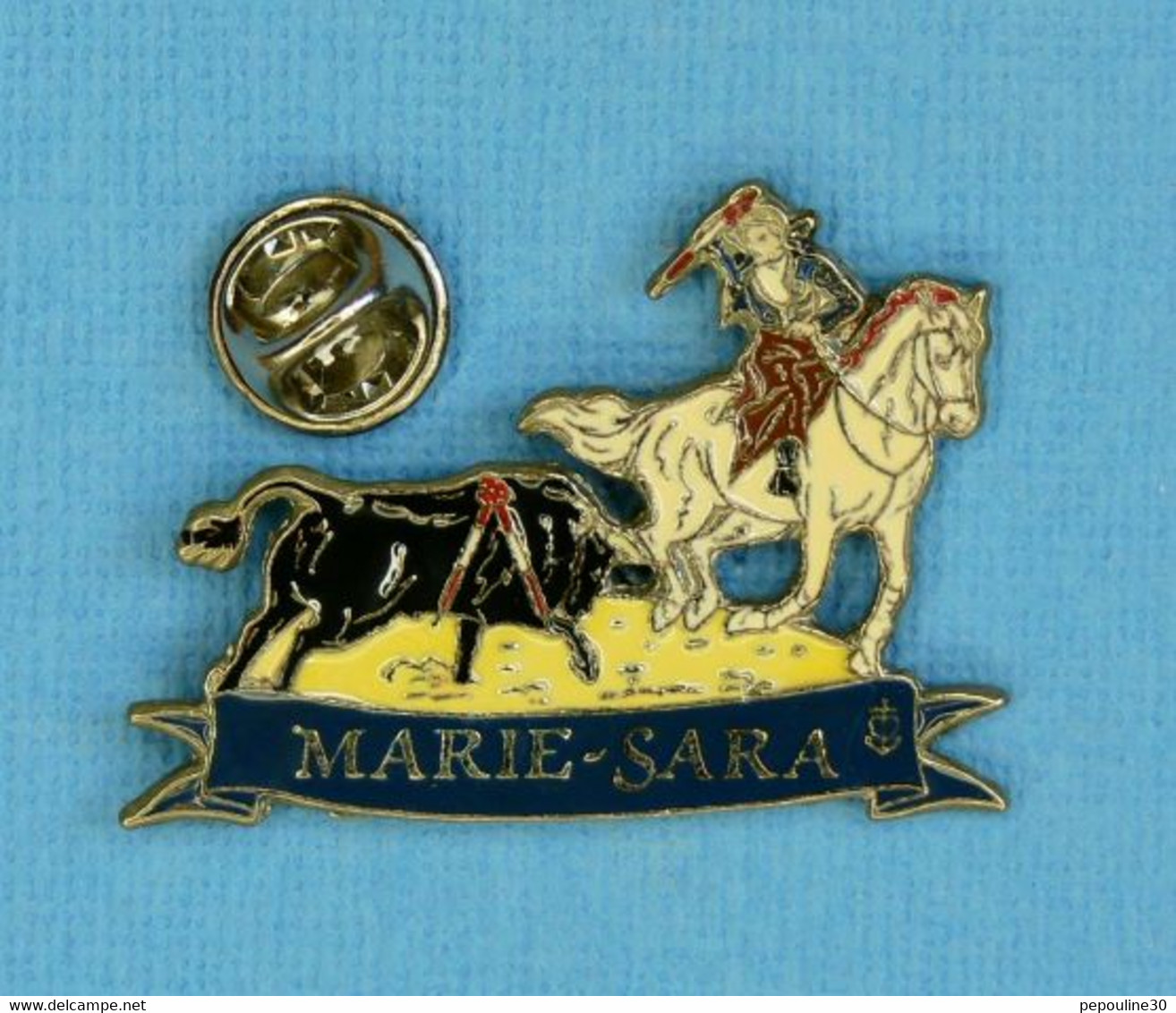 1 PIN'S //  ** MARIE-SARA / UNE DES RARES FEMMES TOREROS Ä CHEVAL / REJONEADORA ** . (N'EMAUX) - Stierkampf