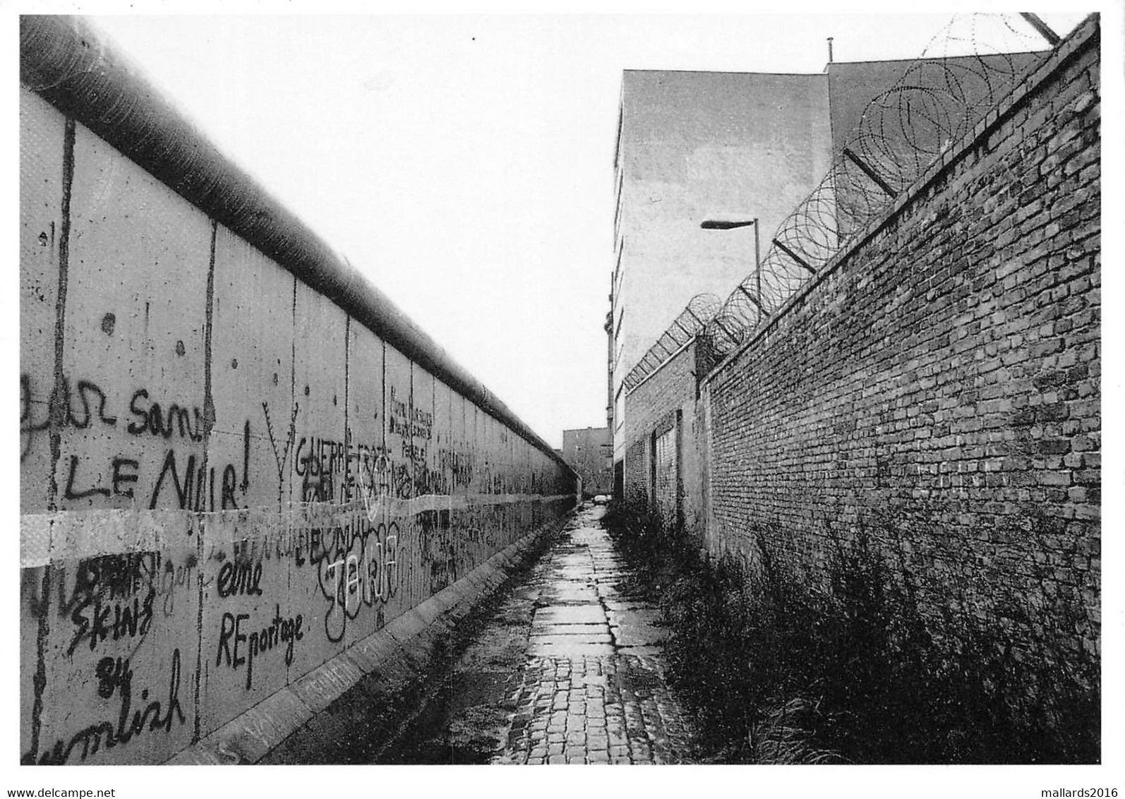 BERLINER MAUER, KOMMANDANTENSTRASSE ~ AN OLD REAL PHOTO - POSTCARD SIZE 15 X 10.5 Cm #2231201 - Muro Di Berlino