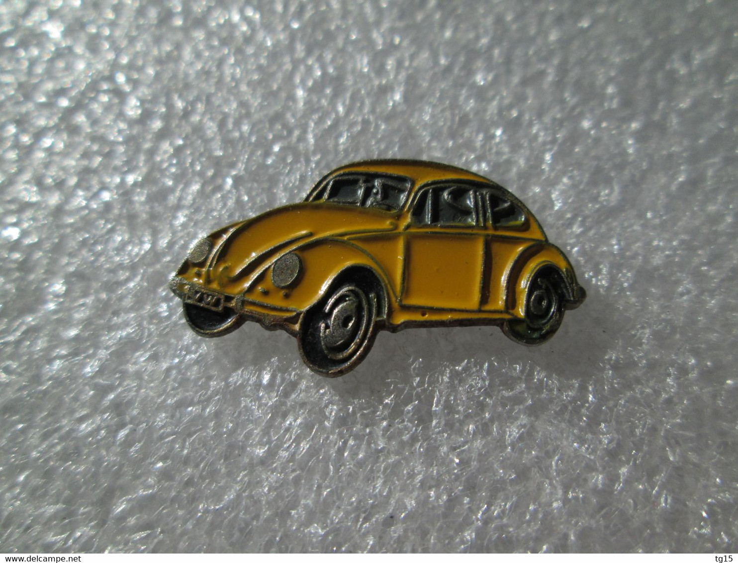 RARE  PIN'S       VOLKSWAGEN  COCCINELLE  JAUNE - Volkswagen