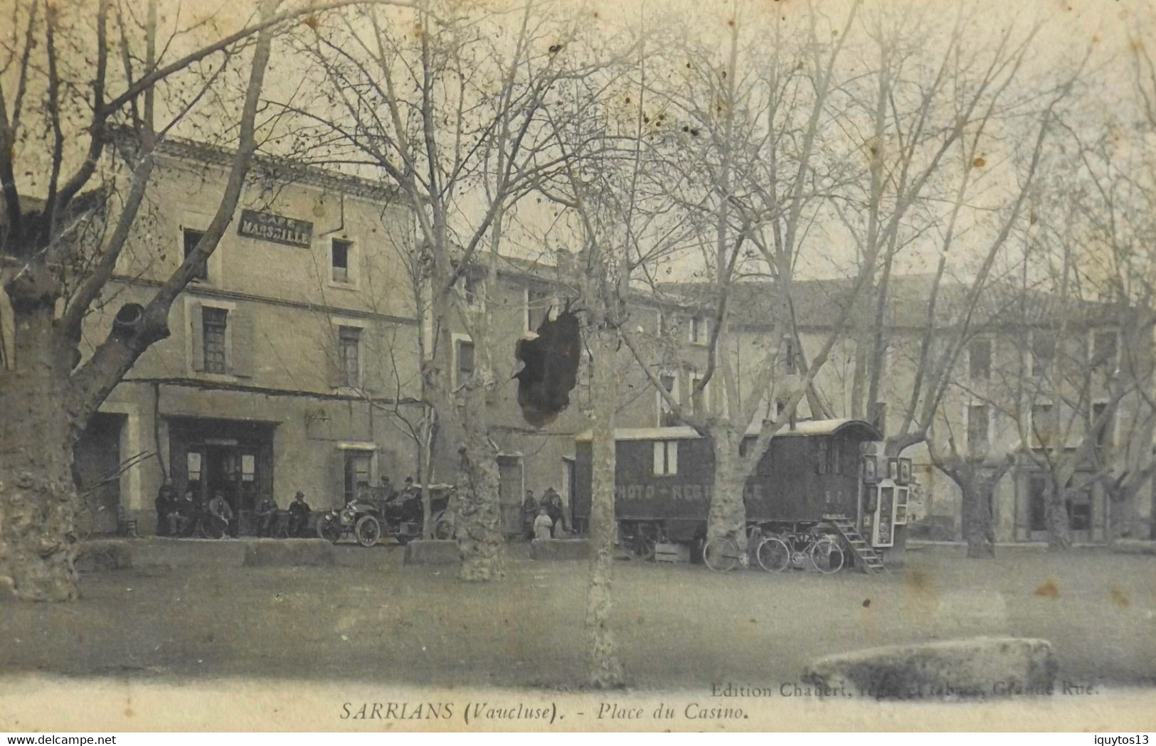 CPA. - [84] Vaucluse > SARRIANS - Place Du Casino - Tampon Daté 1913 - En L'état - Sarrians