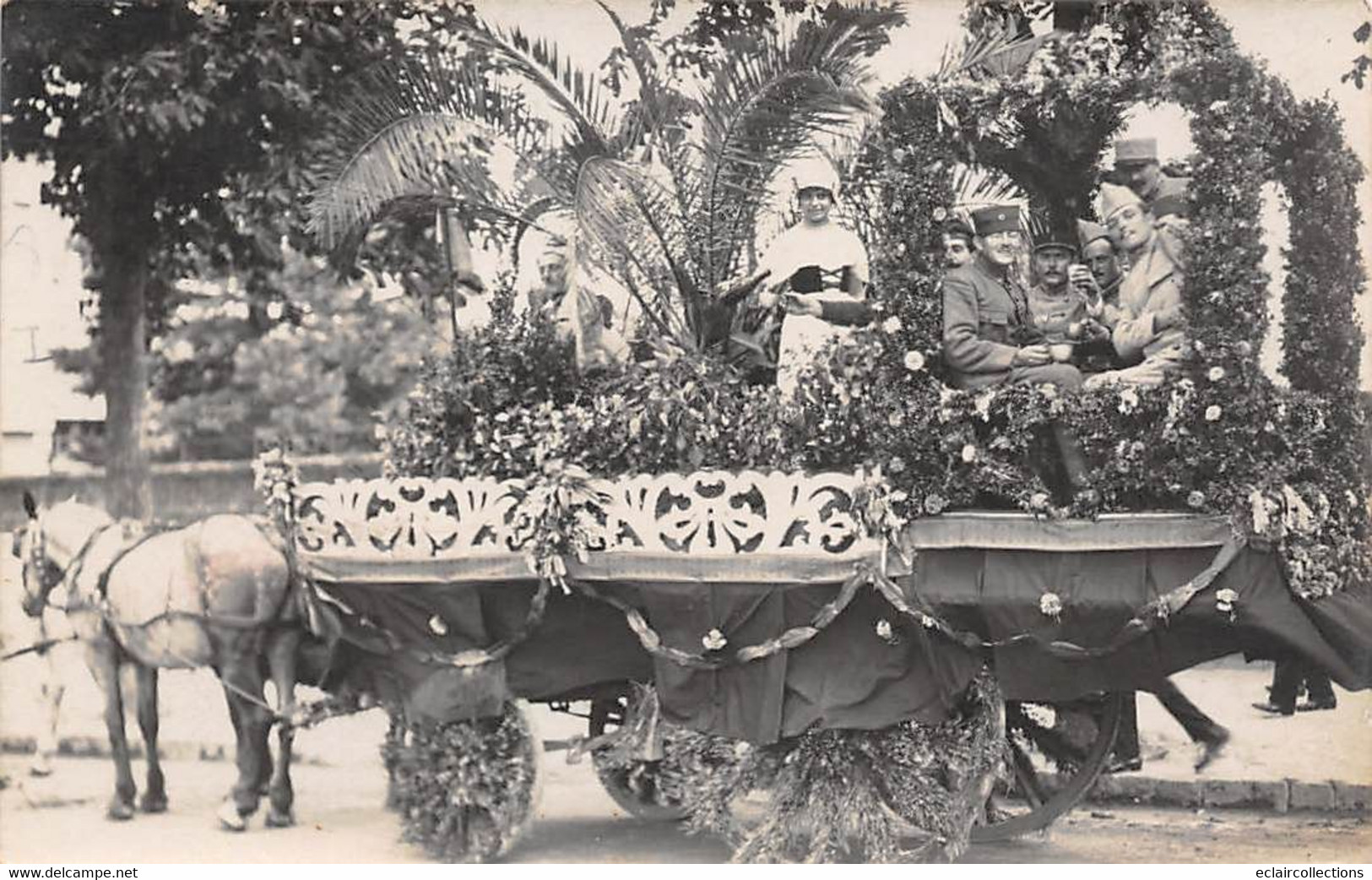 Doué La Fontaine      49   Proche Avenue De La Gare       Cavalcade.  Char Fleuri   Carte Photo   (voir Scan) - Doue La Fontaine