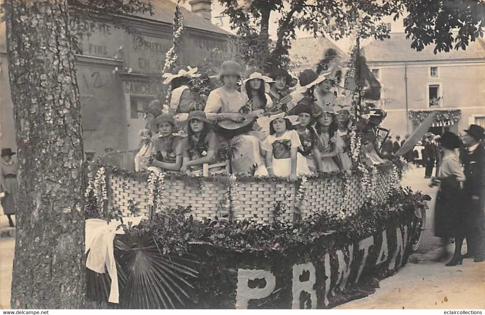 Doué La Fontaine      49      Proche Avenue De La Gare    Cavalcade.  Char Attelé  Carte Photo   (voir Scan) - Doue La Fontaine