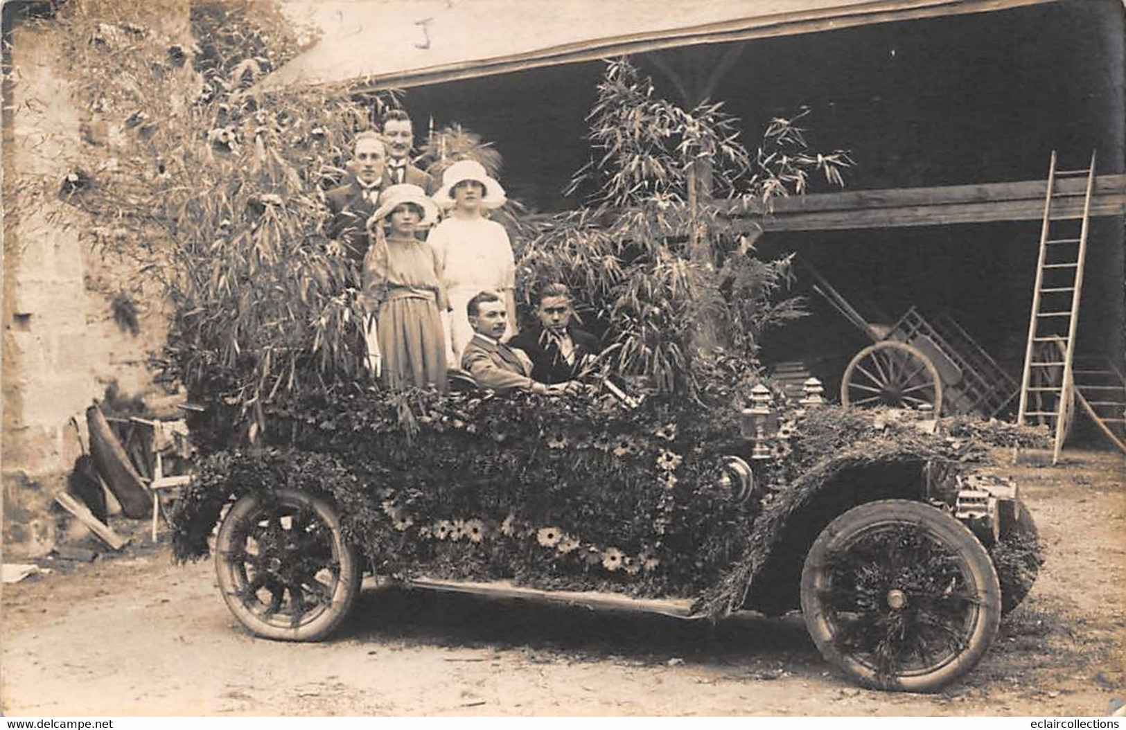 Doué La Fontaine      49      Proche Avenue De La Gare    Cavalcade.  Voiture Fleurie  -  2 - Carte Photo   (voir Scan) - Doue La Fontaine