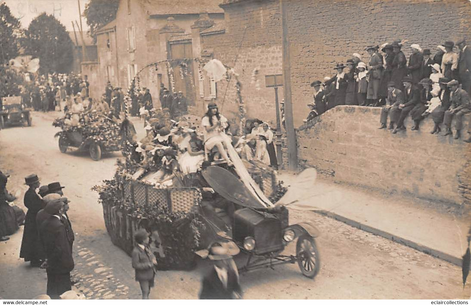 Doué La Fontaine      49      Proche Avenue De La Gare    Cavalcade.  Char Attelé -  4 - Carte Photo   (voir Scan) - Doue La Fontaine