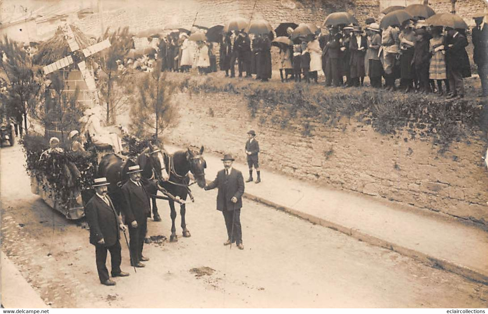 Doué La Fontaine      49      Proche Avenue De La Gare    Cavalcade.  Char Attelé  Moulin -Carte Photo   (voir Scan) - Doue La Fontaine