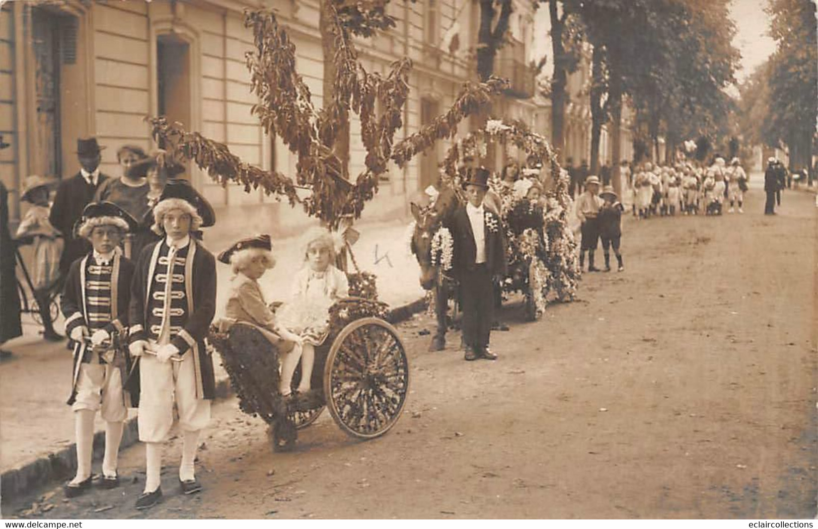 Doué La Fontaine      49      Proche Avenue De La Gare  Cavalcade.Char Tiré Par 2 Enfants   Carte Photo (voir Scan) - Doue La Fontaine