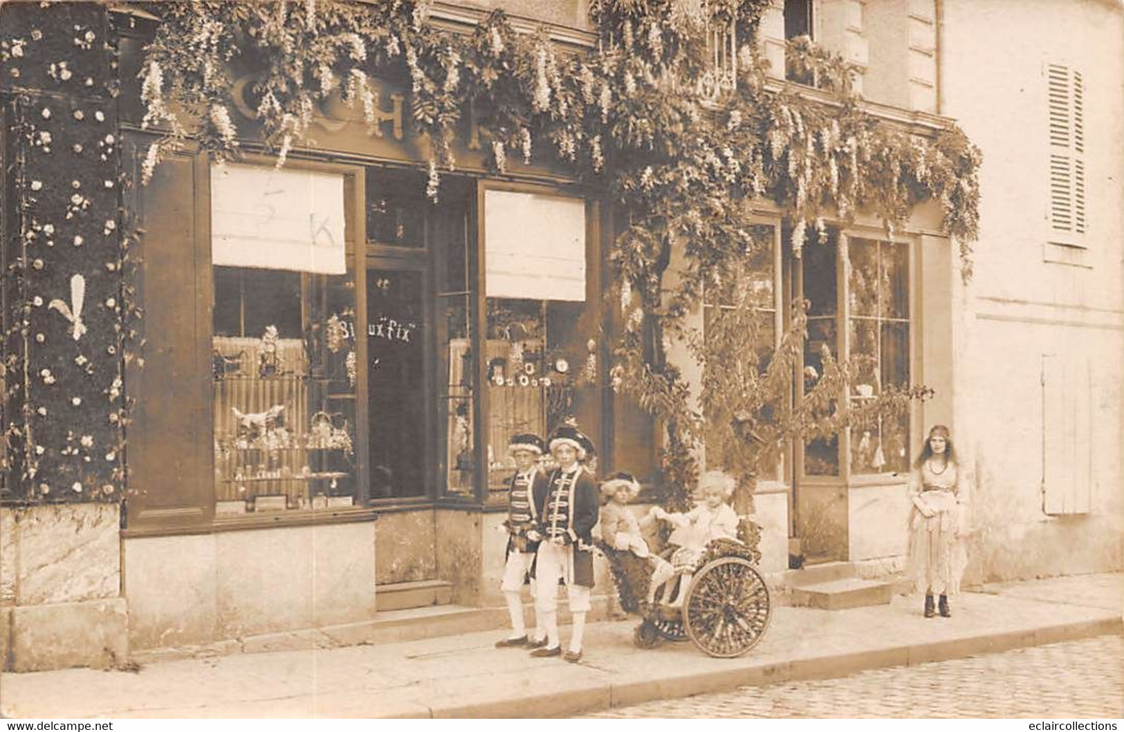 Doué La Fontaine  49   Proche Avenue De La Gare  Cavalcade.Char Tiré Par 2 Enfants Devant Un Magasin    Carte Photo - Doue La Fontaine