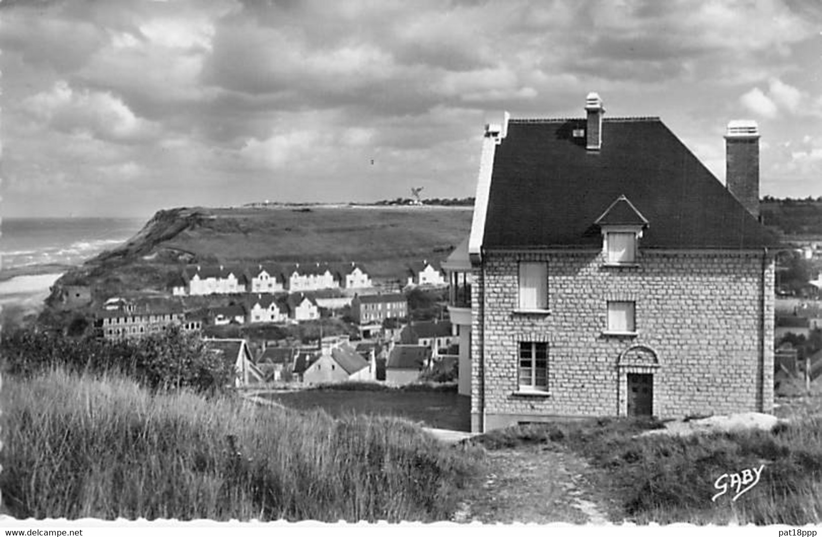 14 - PORT En BESSIN HUPPAIN : La Maison Des Feux Et Les Cités - Jolie CPSM Dentelée N/B Format CPA 1957 - Calvados - Port-en-Bessin-Huppain