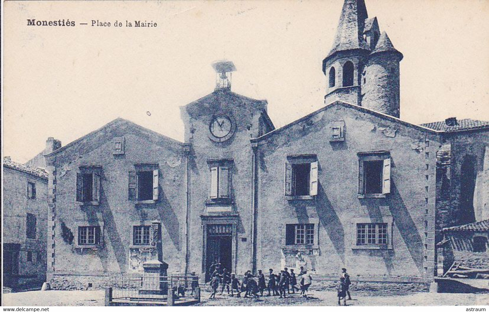 Cpa-81- Monesties --animée- Place De La Mairie - Monument Aux Morts 14/18 -edi .. - Monesties