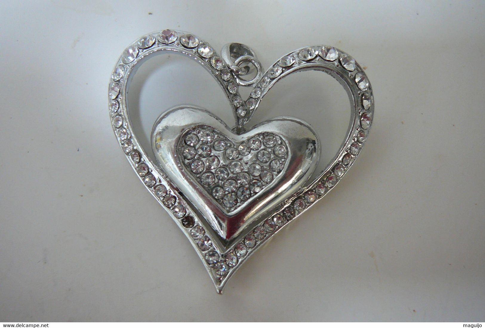 PENDENTIF " 2 COEURS " METAL  LOURD (SUPERBE MAIS MANQUE  1 STRASS) Voir Photos) LIRE ET VOIR!! - Pendants