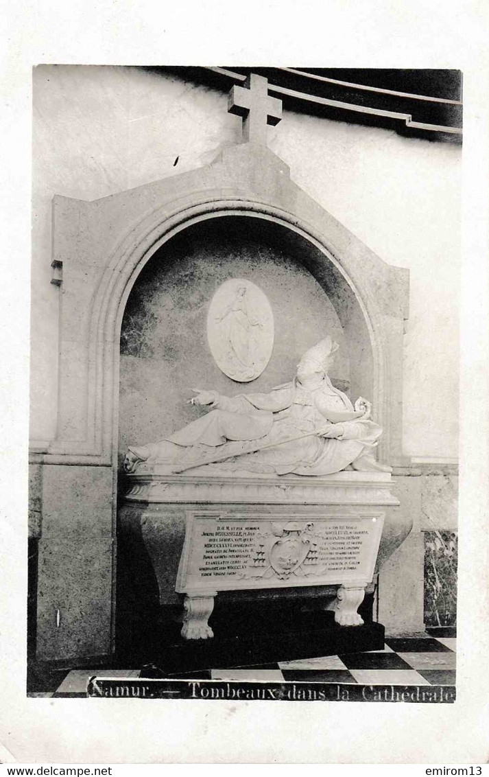 Namur Tombeaux Dans La Cathédrale Saint Aubain - Namur