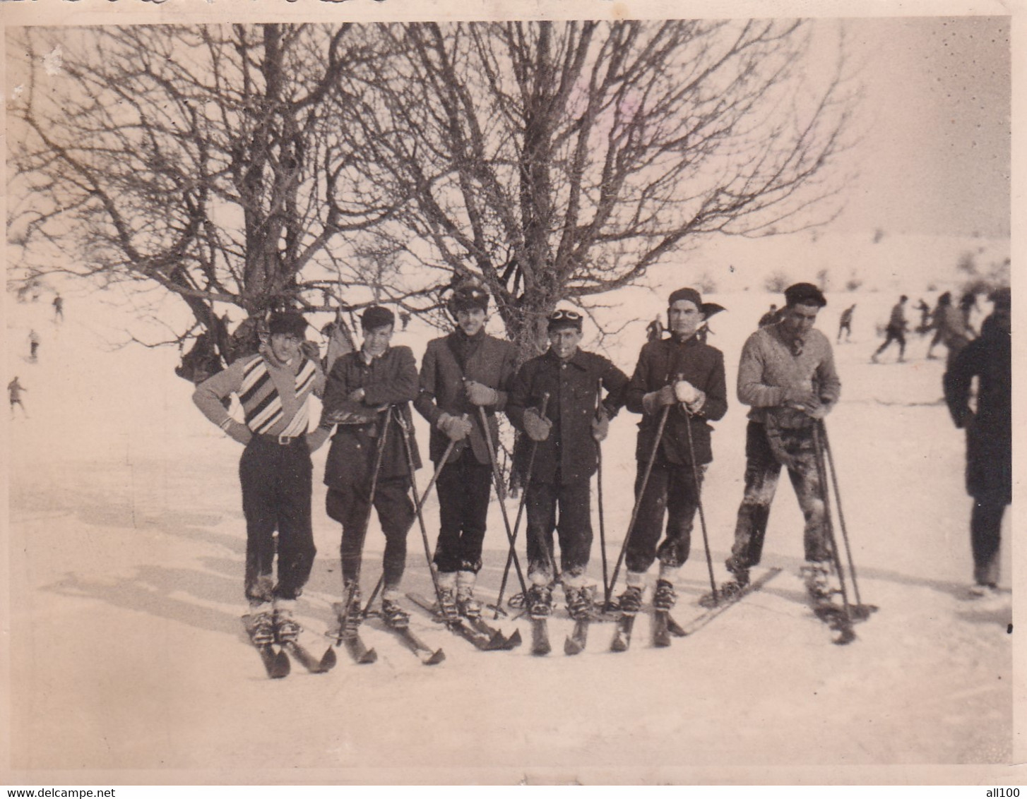 A17459 - ILLUSTRATION OF WINTER SPORT PEOPLE ON SKIING POSTCARD UNUSED - Sports D'hiver