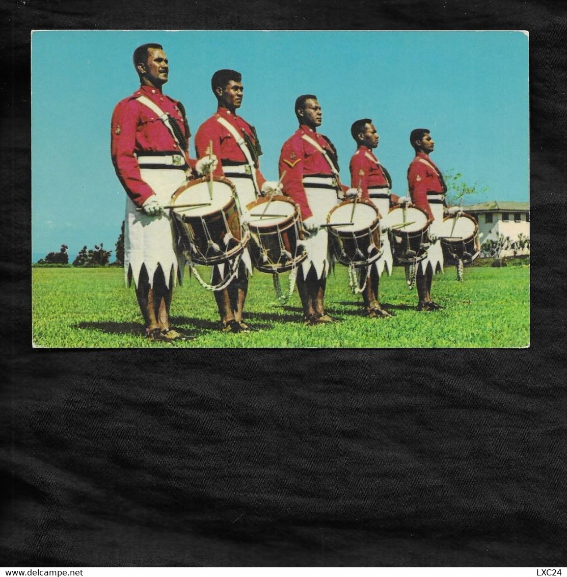 DRUMMERS. THE FIJI MILITARY FORCES BAND IN THEIR SCARLET JACKETS.... - Fidji