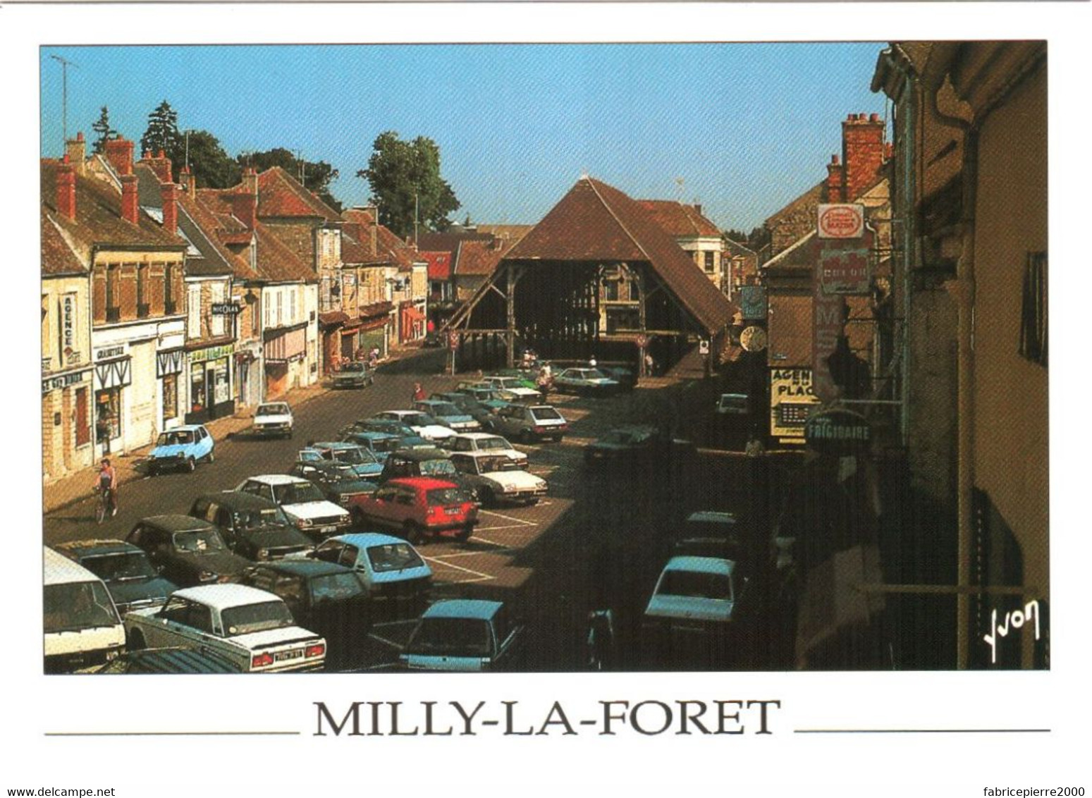 CPM 91 (Essonne) Milly-la-Forêt - Les Halles, Commerces Et Voitures Sur La Place Du Marché TBE - Plazas De Mercados