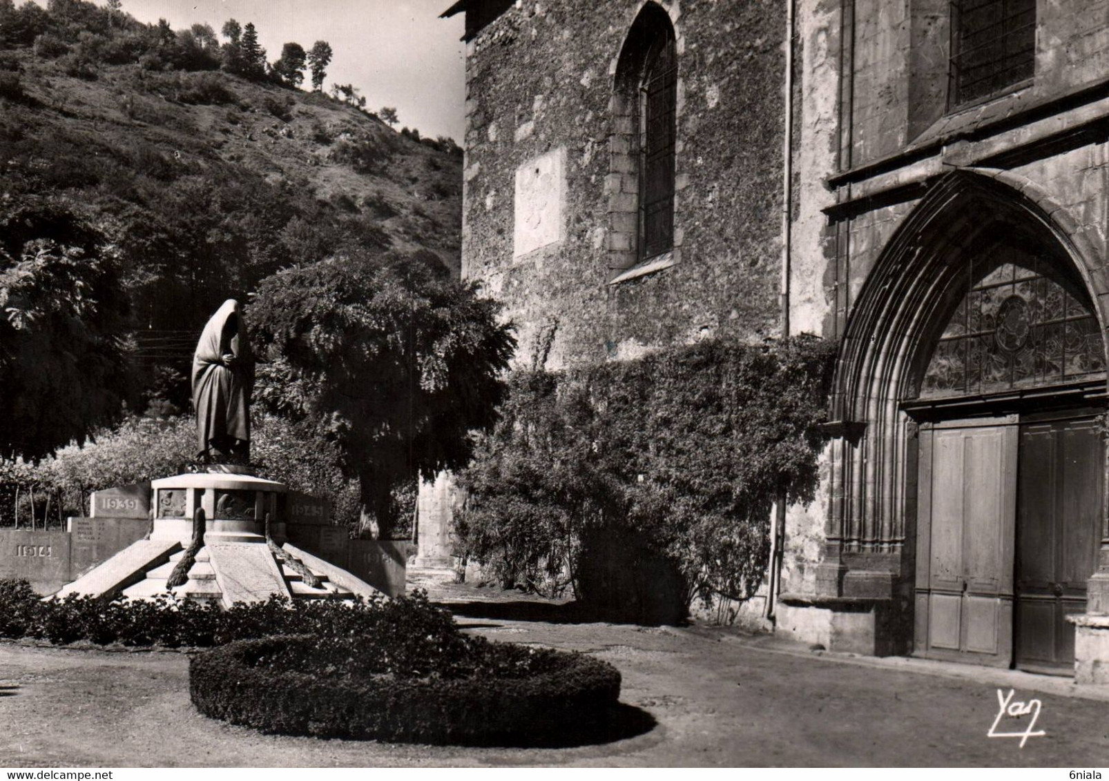 CAMPAN  Entrée De L' Eglise  Et Monument Aux Morts  (recto-verso) 65 - Campan