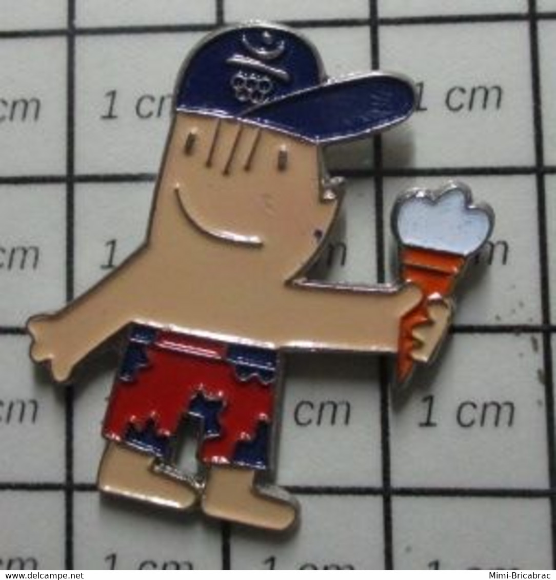 3419 Pin's Pins / Beau Et Rare / THEME : JEUX OLYMPIQUES / BARCELONA 92 MASCOTTE COBI AVEC UNE GLACE - Jeux Olympiques